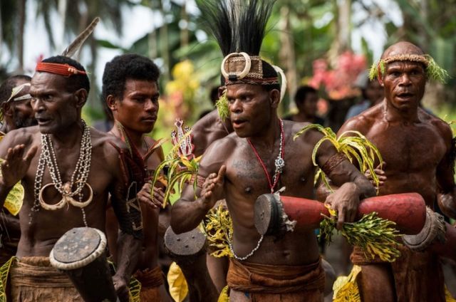 Продолжил деятельность предка: потомок Миклухо-Маклая посетил племя папуасов, с которым встречался его пра-пра-прадед (9 фото)
