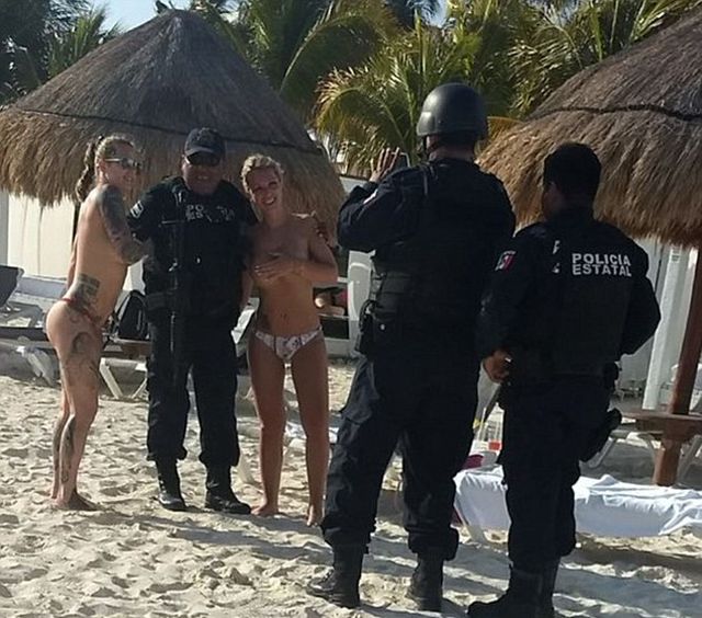 Мексиканские полицейские не устояли перед соблазном (3 фото)