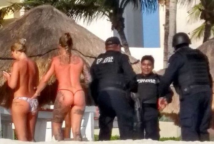 Мексиканские полицейские не устояли перед соблазном (3 фото)