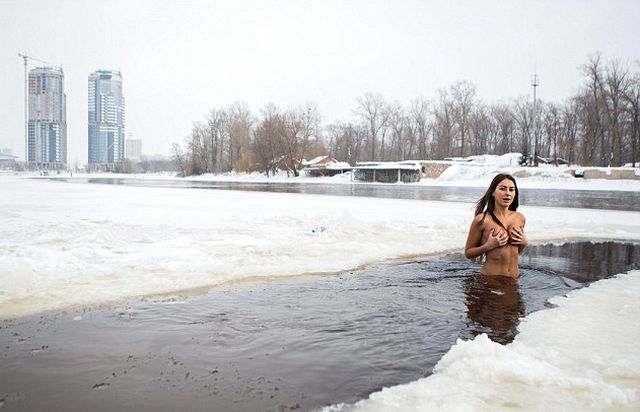 Отчаянная украинка купается голой в зимнем Днепре (6 фото)