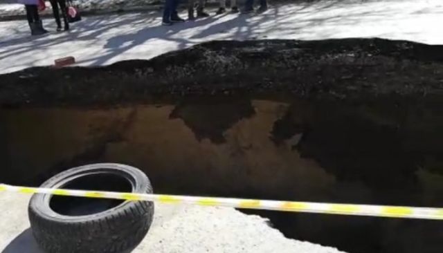 В Таганроге экскаватор провалился под землю (3 фото + видео)