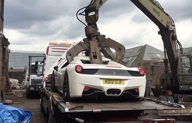 Британская полиция уничтожила конфискованный Ferrari (5 фото + видео)