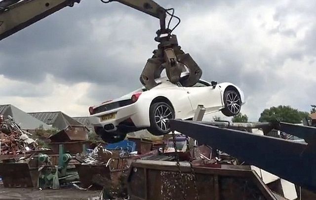 Британская полиция уничтожила конфискованный Ferrari (5 фото + видео)