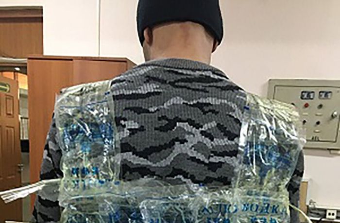 В Забайкалье мужчина пытался пересечь границу в жилете с водкой (3 фото)