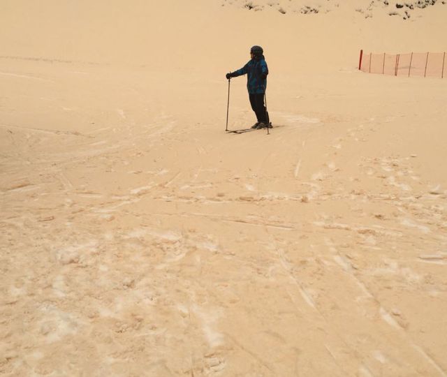 В Красной Поляне выпал песок со снегом (7 фото)