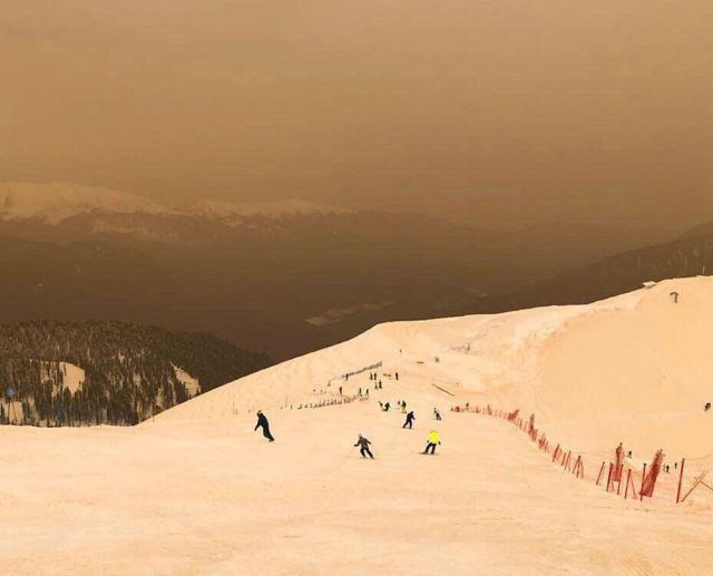 В Красной Поляне выпал песок со снегом (7 фото)
