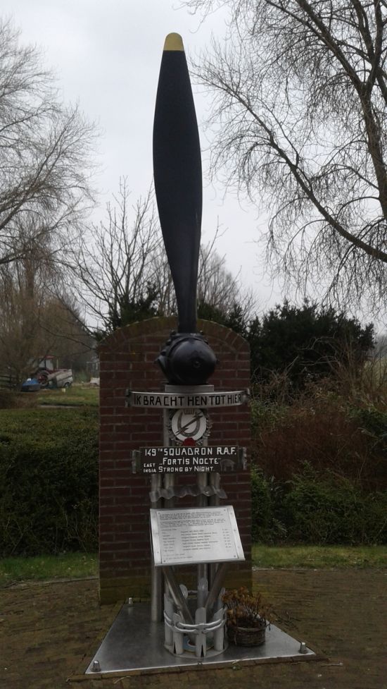 Благодарные жители Нидерланд сохранили память о своих освободителях (2 фото)