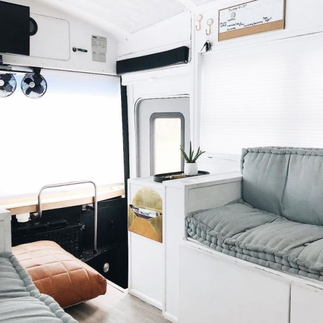Американская семья превратила школьный автобус в комфортабельный дом на колесах (21 фото)