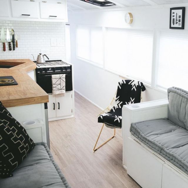 Американская семья превратила школьный автобус в комфортабельный дом на колесах (21 фото)