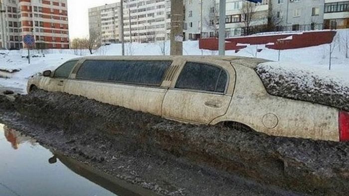 В Казани под растаявшим сугробом обнаружили лимузин (3 фото)