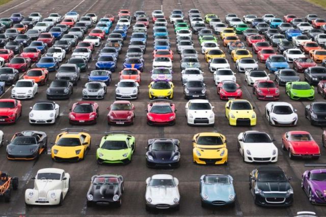 В Великобритании прошла выставка 300 суперкаров на сумму в 106 млн долларов (15 фото)
