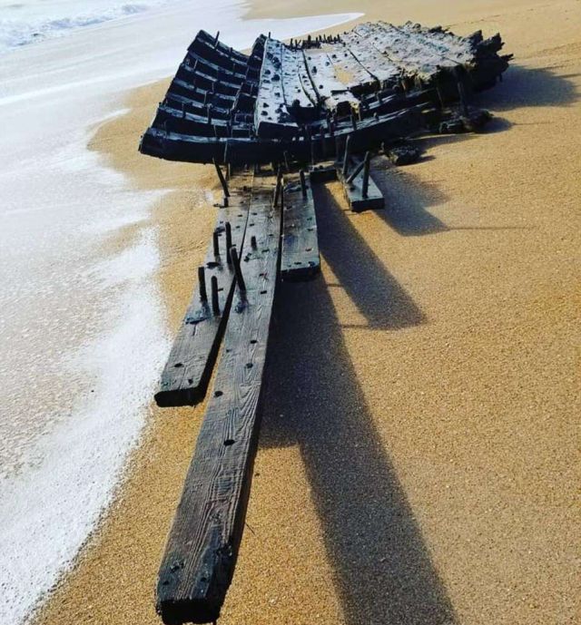 Во Флориде на берег выбросило обломки судна XVIII века (8 фото)