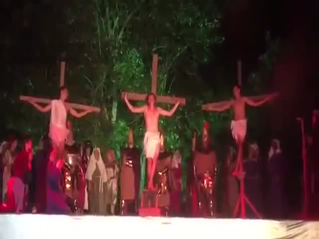 Зритель бросился на помощь Иисусу