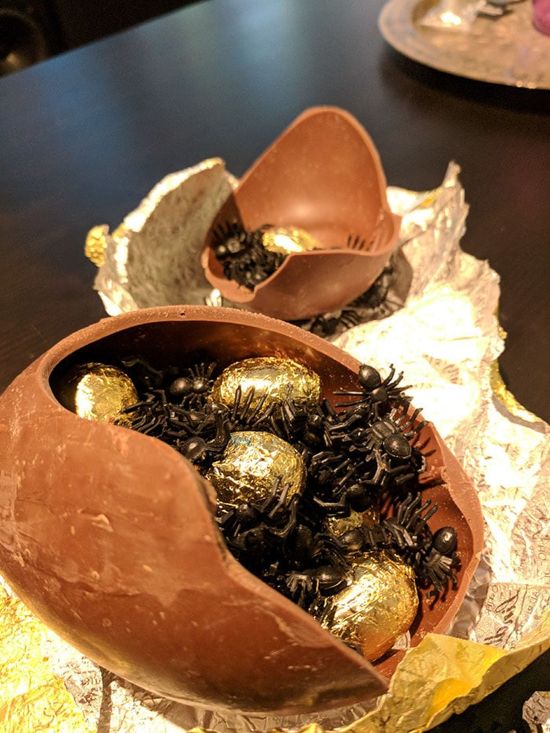 Первоапрельский розыгрыш с шоколадным яйцом (10 фото)