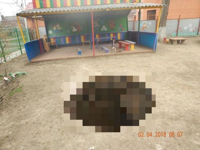 Провал грунта в детском саду Таганрога (2 фото)