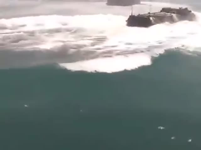 Бронетехника на полном ходу влетает в воду