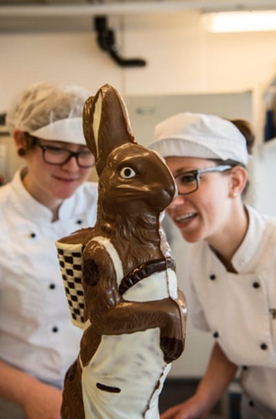 Как делают шоколадных зайцев (6 фото)