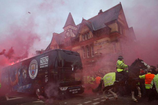 Болельщики «Ливерпуля» атаковали автобус «Манчестер Сити» (8 фото + видео)