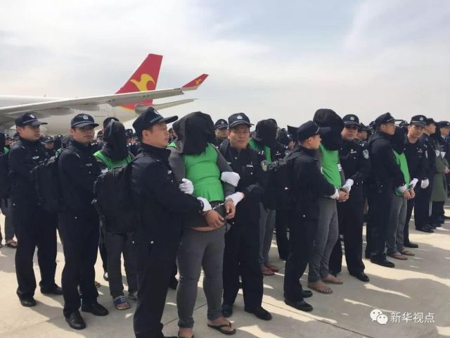 Перевозка подозреваемых в Китае (4 фото)