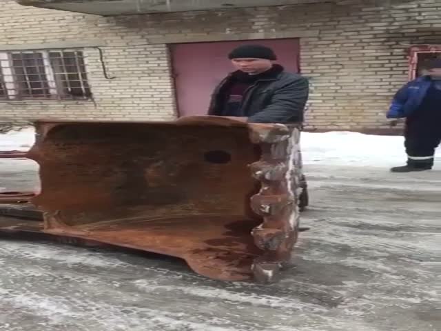 Необычный способ перевозки ковша