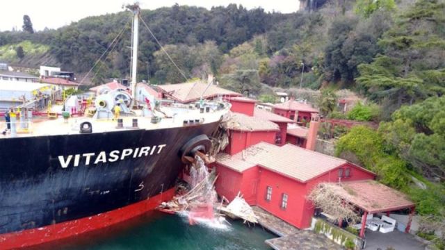 В проливе Босфор танкер врезался в особняк XVIII века (5 фото + 2 видео)