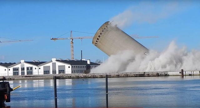 В Дании неудачно снесли старую силосную башню (2 фото + 2 видео)