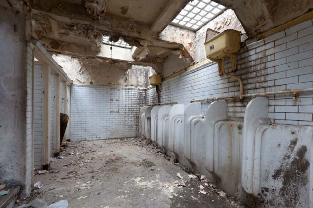 Заброшенный общественный туалет превратили в современную квартиру (14 фото)