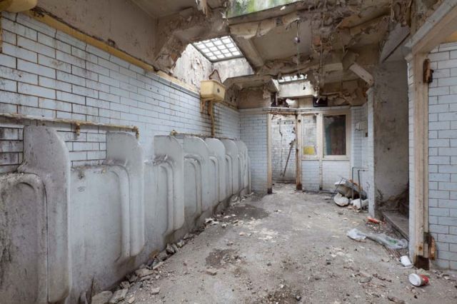 Заброшенный общественный туалет превратили в современную квартиру (14 фото)