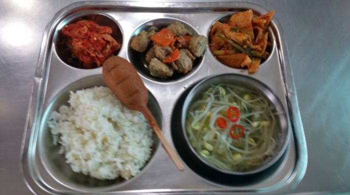Чем кормят учащихся в Южной Кореи (19 фото)