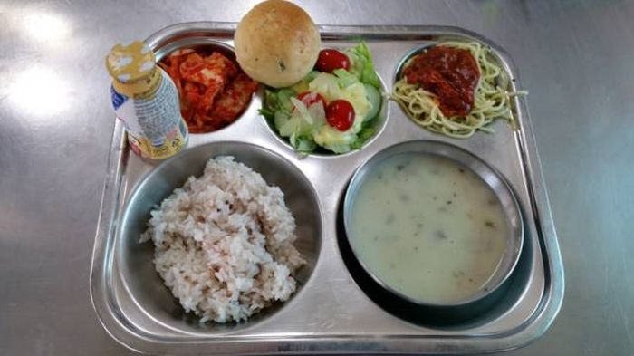 Чем кормят учащихся в Южной Кореи (19 фото)