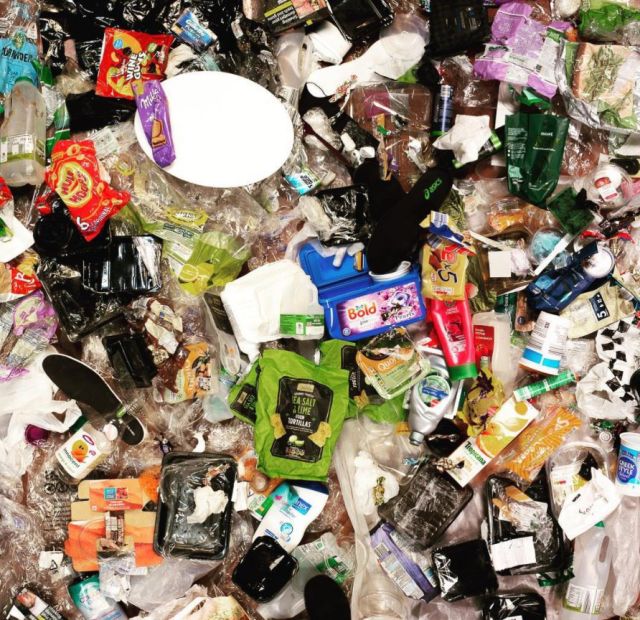 Пластиковый мусор, накопившийся в течение года (7 фото)
