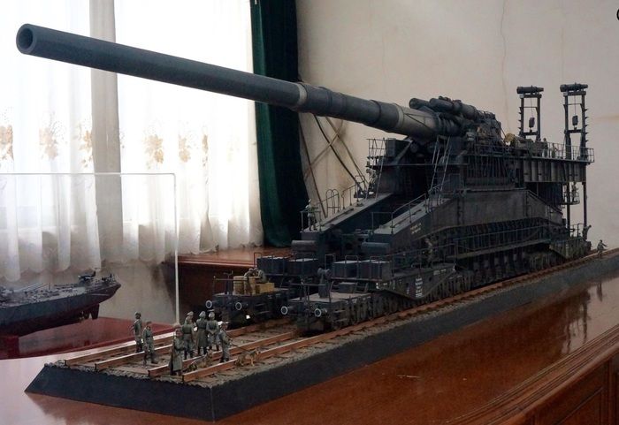 Диорама тяжелой немецкой пушки «Дора» (7 фото)