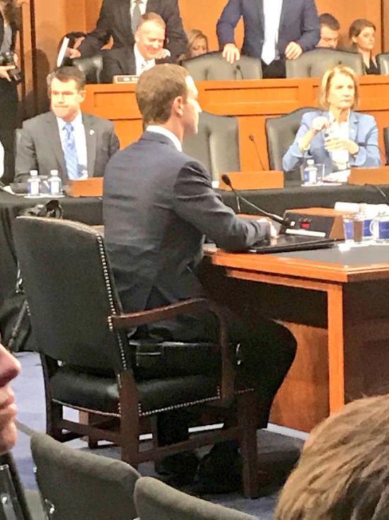 Марк Цукерберг в Сенате США (4 фото)