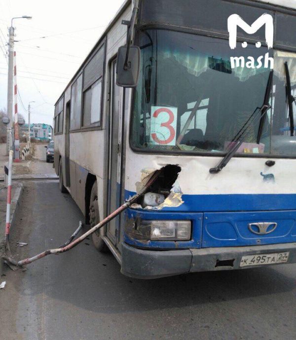 В Комсомольске-на-Амуре шлагбаум проткнул автобус и ранил пассажира (2 фото)