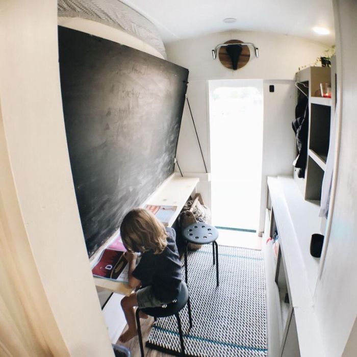 Школьный автобус превратили в комфортный дом на колесах (23 фото)