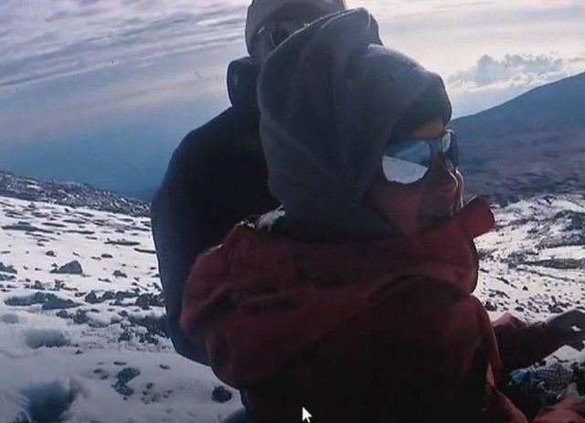 7-летний индийский альпинист покорил высочайшую точку Африки - гору Килиманджаро (4 фото)