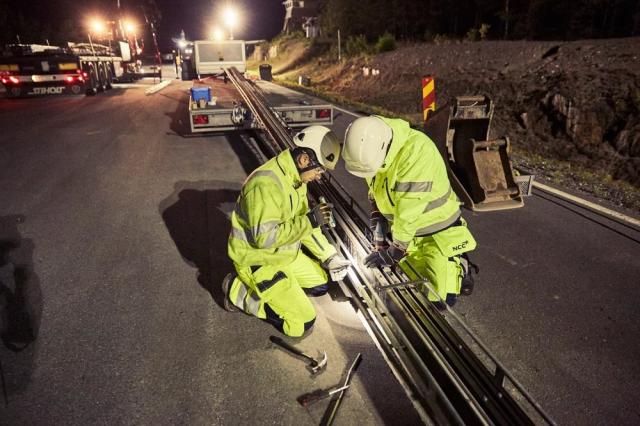В Швеции открыли первую электрофицированную дорогу для зарядки электромобилей (5 фото)