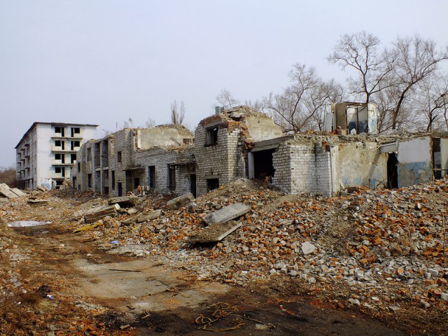 Как живет единственный житель заброшенного военного городка в Сибири (16 фото)