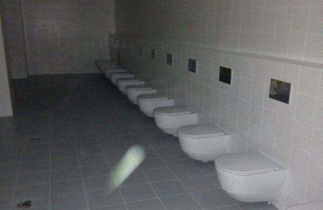 Туалеты на новом стадионе «Волгоград Арена» (2 фото)