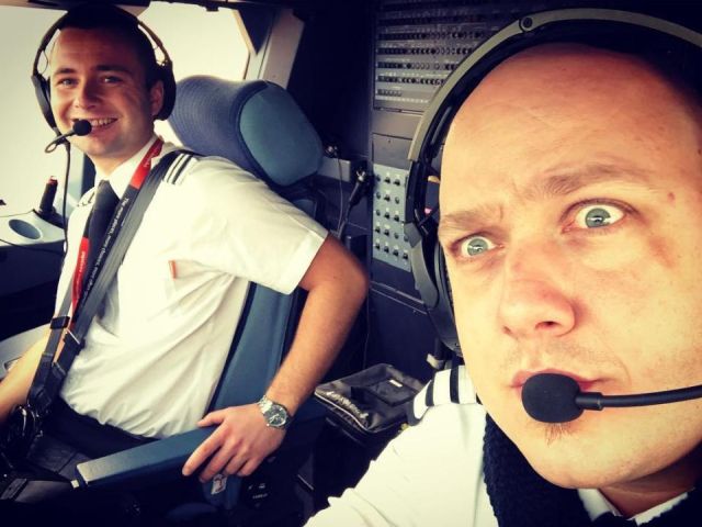 Британский пилот лишился работы из-за забавных фото и видео во время полета (5 фото)
