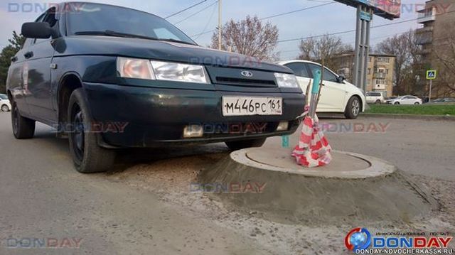 Дорожники закрыли канализационный колодец в Новочеркасске (4 фото)