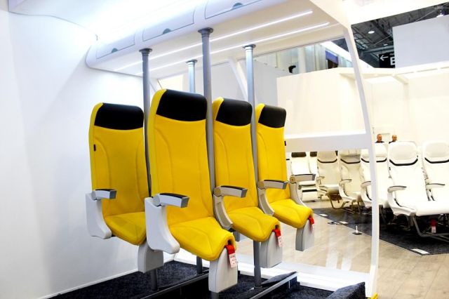 Итальянцы разработали стоячие кресла для самолетов (5 фото)