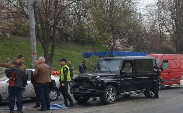 В Киеве пьяный автомойщик разбил Mercedes-Benz Gelandewagen клиента (4 фото)