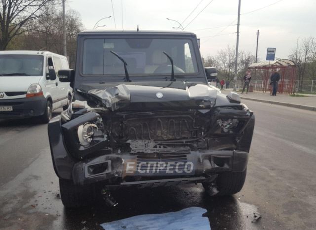 В Киеве пьяный автомойщик разбил Mercedes-Benz Gelandewagen клиента (4 фото)