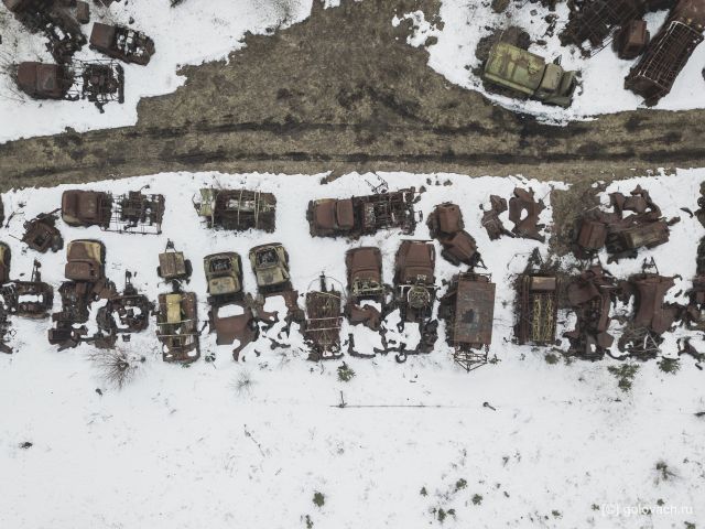 Блогер наткнулся на кладбище сгоревших военных машин в лесу (10 фото)