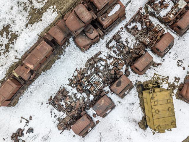 Блогер наткнулся на кладбище сгоревших военных машин в лесу (10 фото)