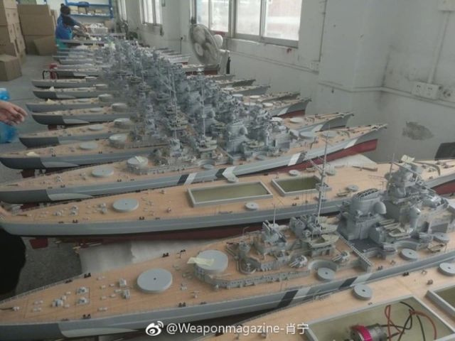 На предприятии по производству радиоуправляемых моделей кораблей (9 фото)