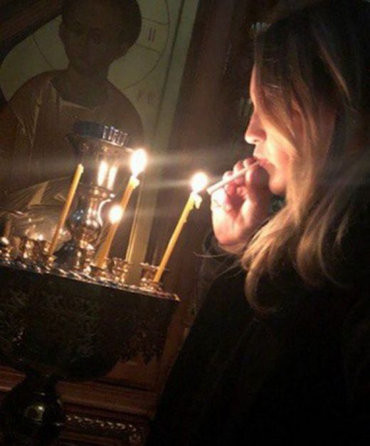 В Магнитогорске девушка подкурила сигарету от свечи в храме (3 фото)