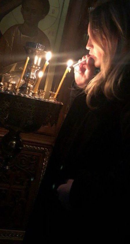 В Магнитогорске девушка подкурила сигарету от свечи в храме (3 фото)