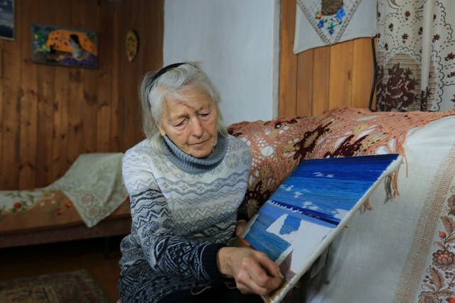 76-летняя сибирская пенсионерка любит кататься по Байкалу на коньках (6 фото + видео)